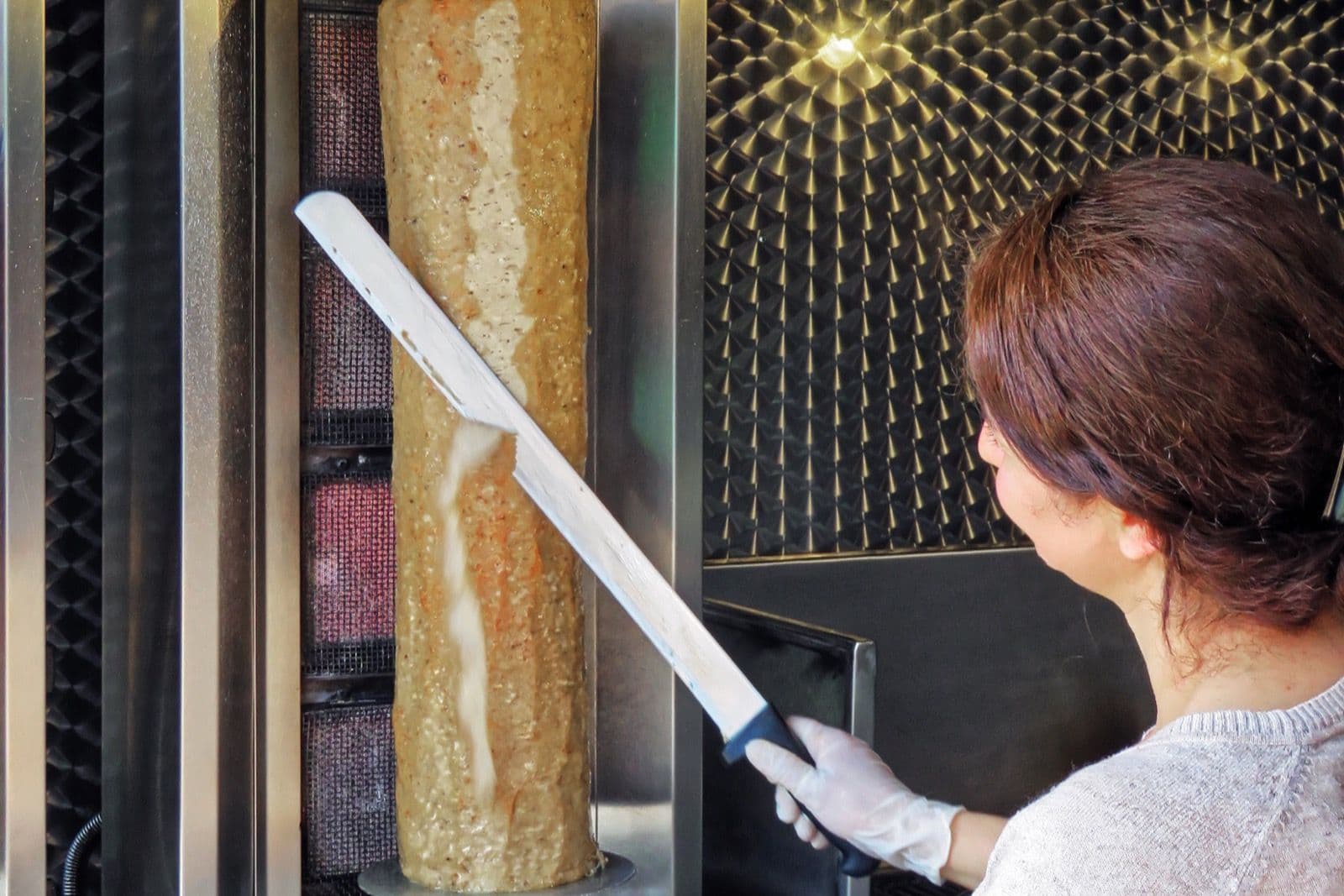 Döner ocağının başında döner kesen bir çalışan