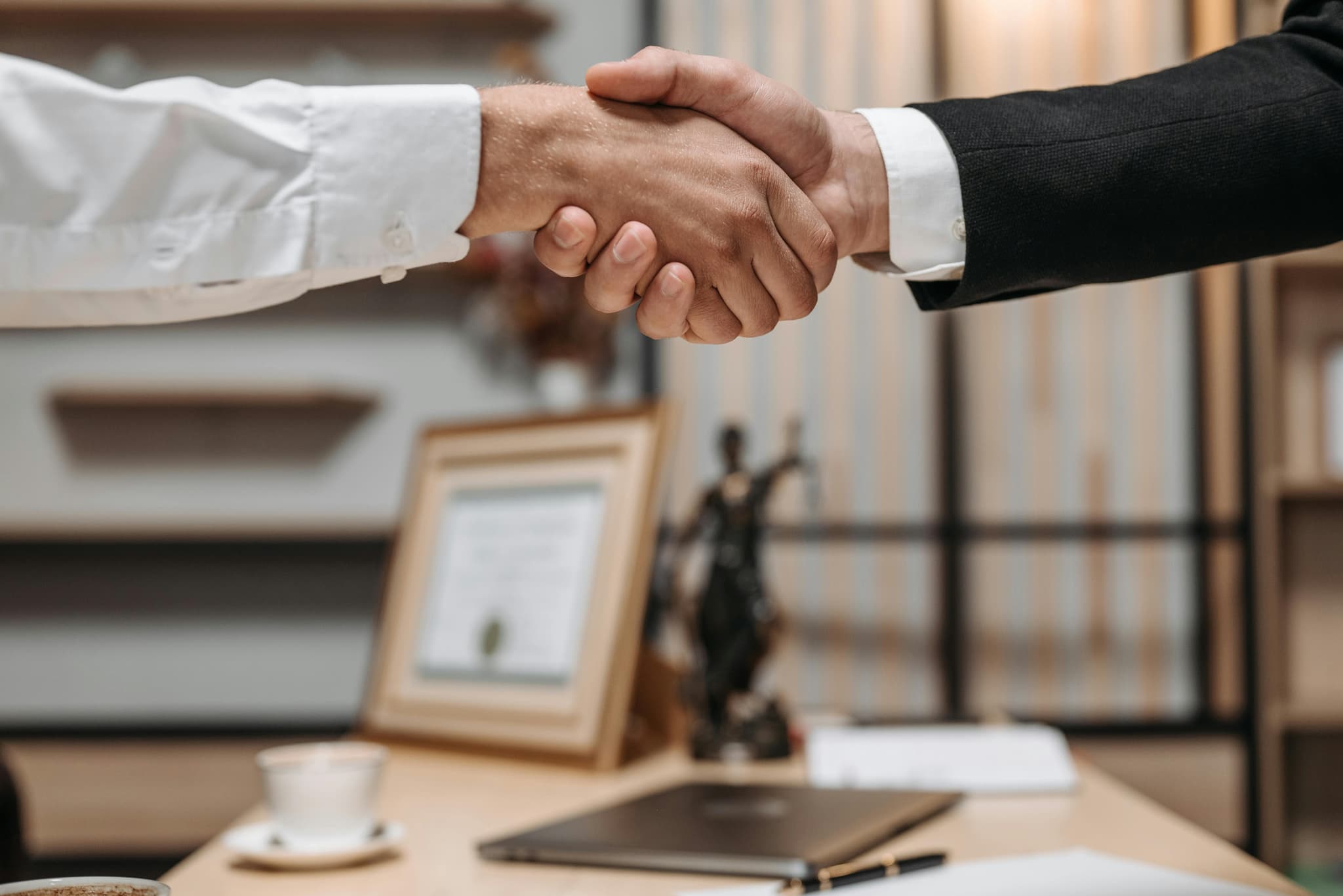 Franchise almak mantıklı mı? Avantajlar, riskler ve yatırım kararında dikkat edilmesi gerekenler.