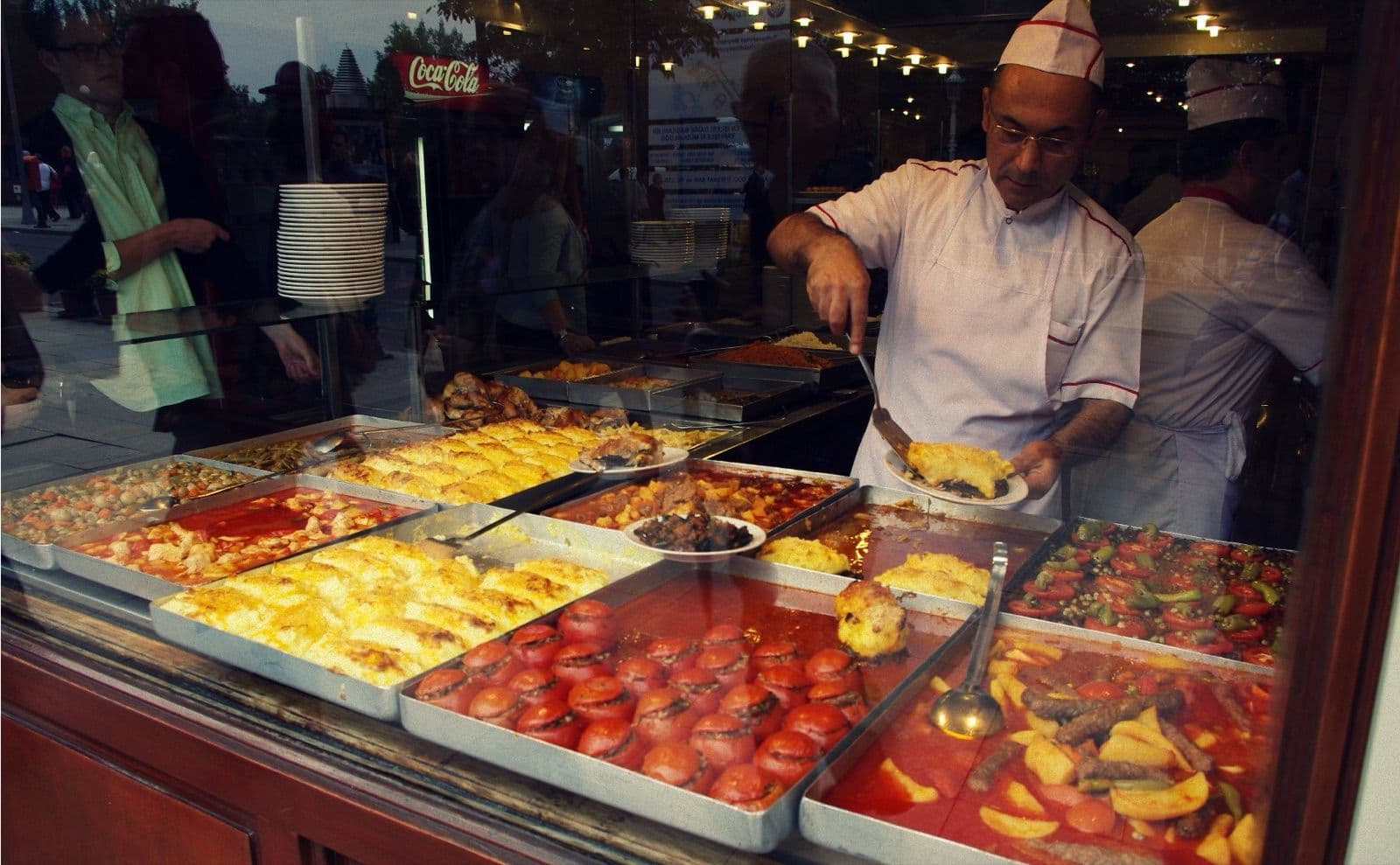Esnaf lokantasında benmari tezgahından yemek servisi yapan aşçı