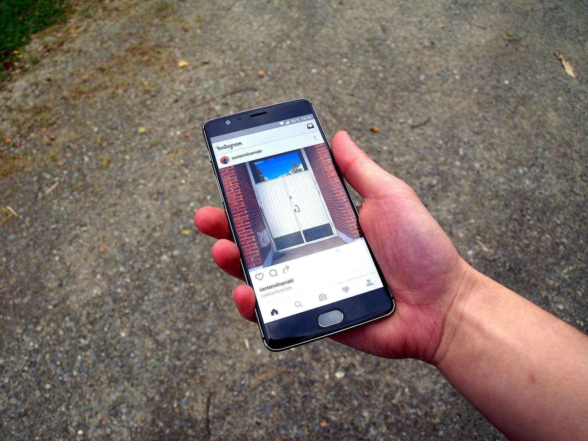 Akıllı telefon ekranında açık duran Instagram uygulaması