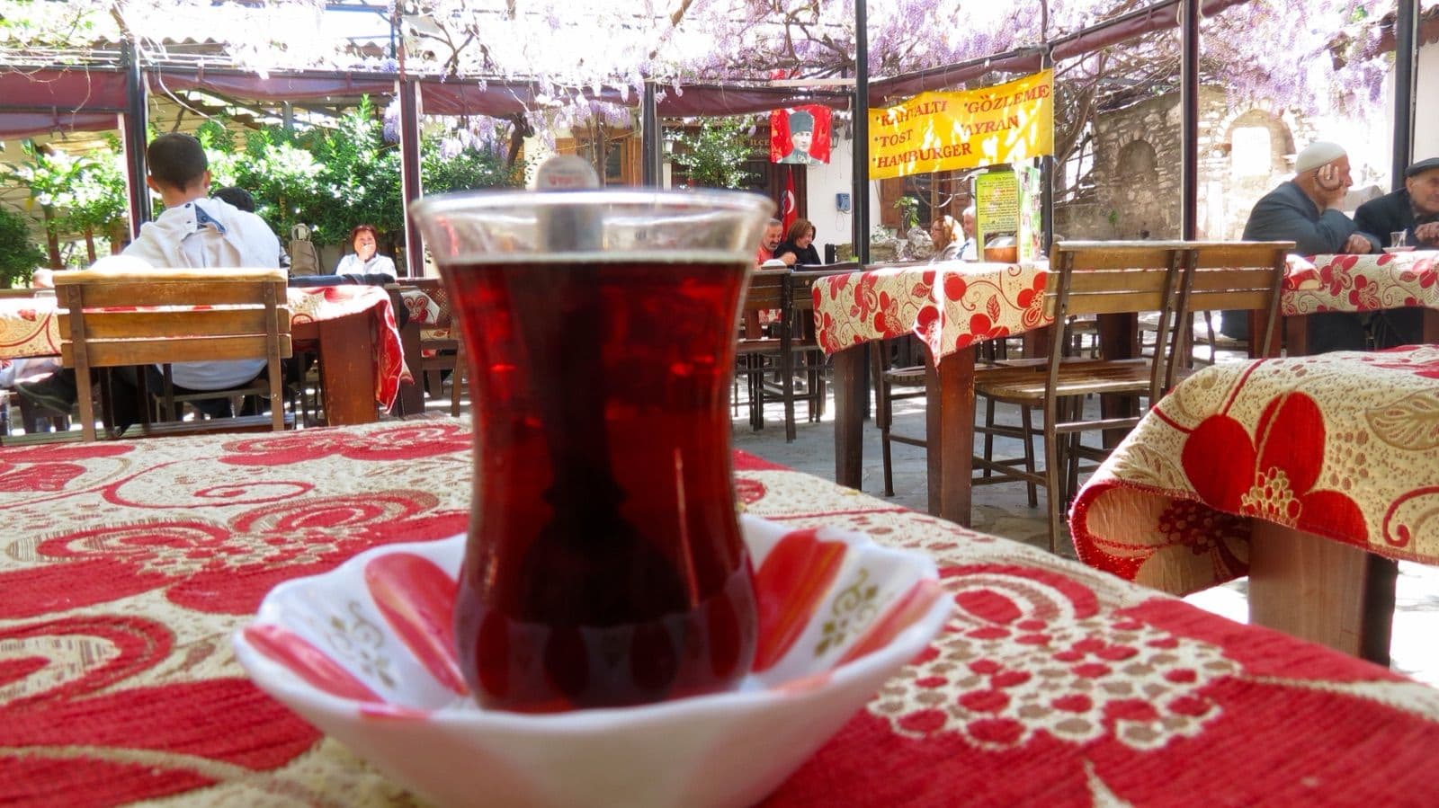 Tabakta servis edilmiş ince belli bardakta Türk çayı